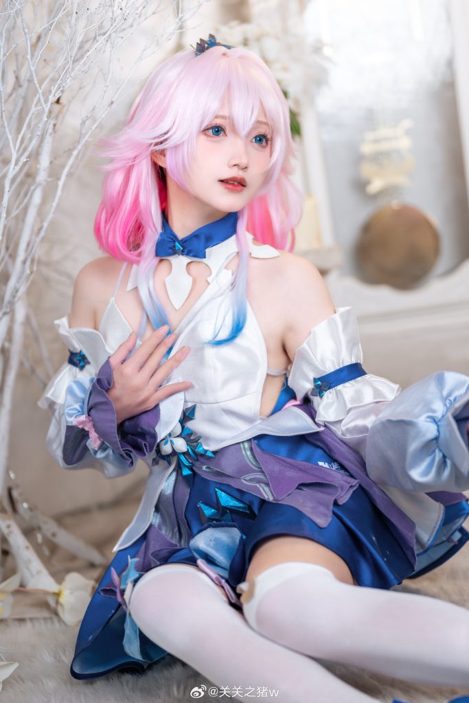 天光渐暗，暮色里遗漏了一丝蓝，星辰便从中亮起。-泽客网